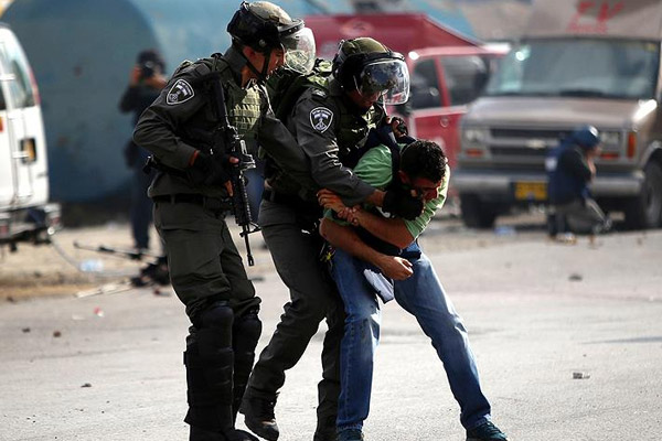 İsrail Filistinli iki genci gözaltına aldı