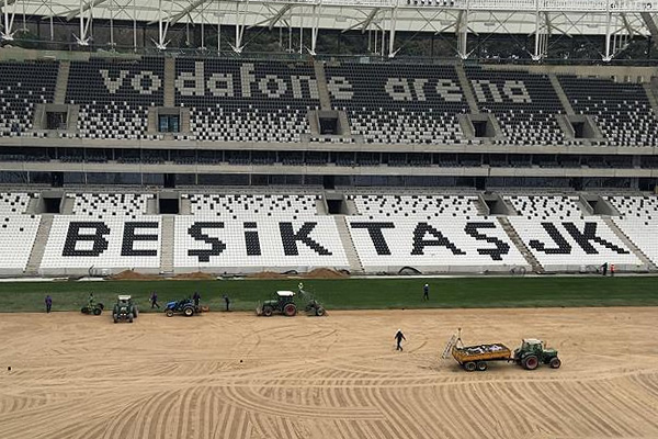 Vodafone Arena'da çimler seriliyor
