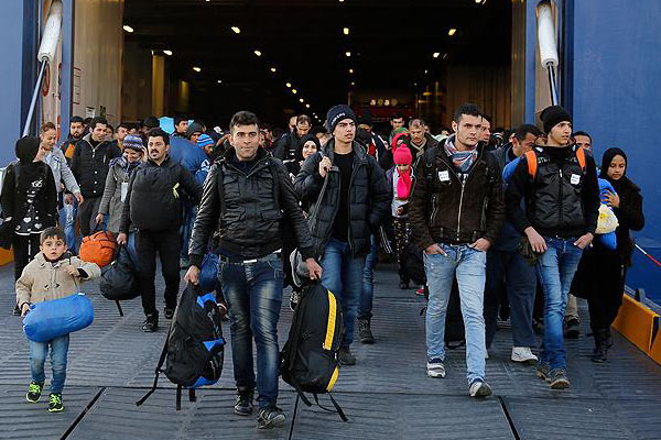 Yunanistan adalardaki sığınmacıları taşıyor