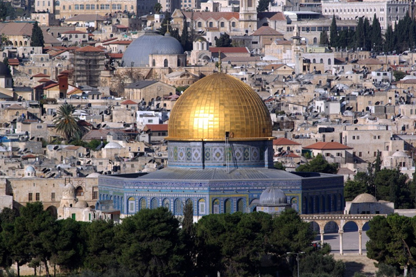 Irkçı Yahudiler Mescid-i Aksa'ya saldırdı