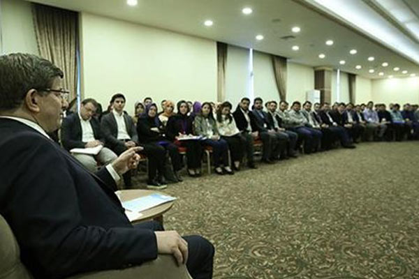 Davutoğlu AK Partili gençlerle buluştu