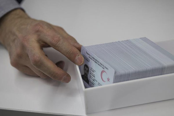 Yeni kimliklerin dağıtımı başladı