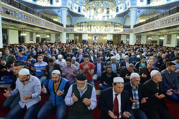 Avrupa'daki Müslümanlardan saldırılara tepki