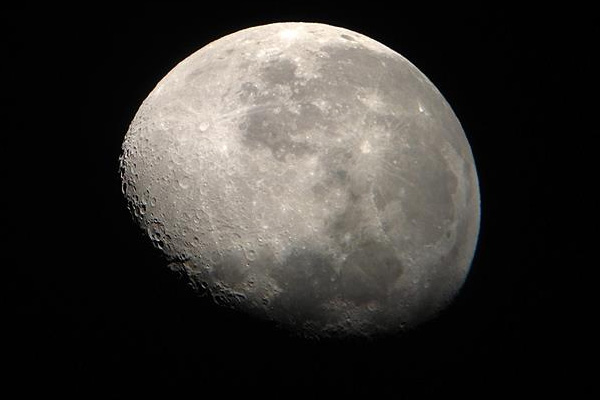 Ay'ın ekseni değişti