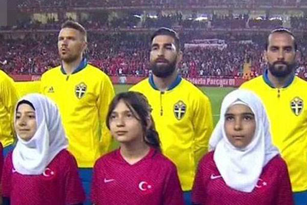 Milliler sahaya Suriyeli çocuklarla çıktı