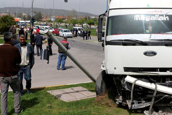 Freni patlayan kamyon 11 aracı ezdi