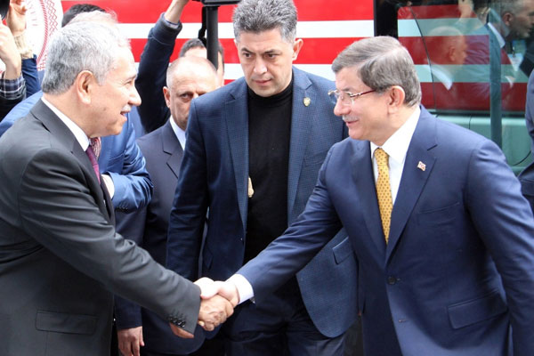 Arınç, Davutoğlu’nu kapıda karşıladı