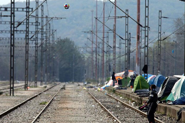 Sığınmacıların demiryolu eylemi sürüyor