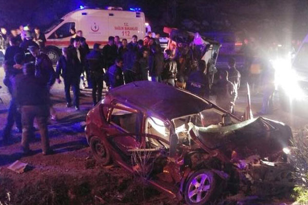 Otomobil ve minibüs çarpıştı: 20 yaralı