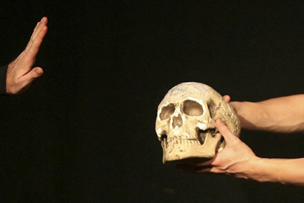 Ünlü yazarın kafatası çalındı mı?