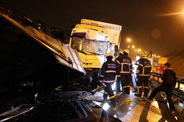 Kocaeli'de zincirleme trafik kazası: 5 yaralı