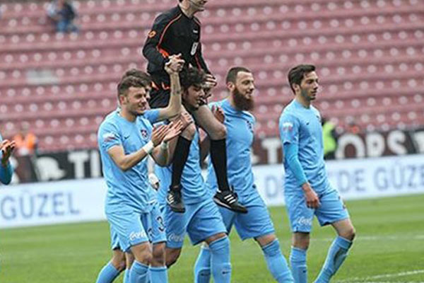 Salih Dursun hakemi omuzladı!