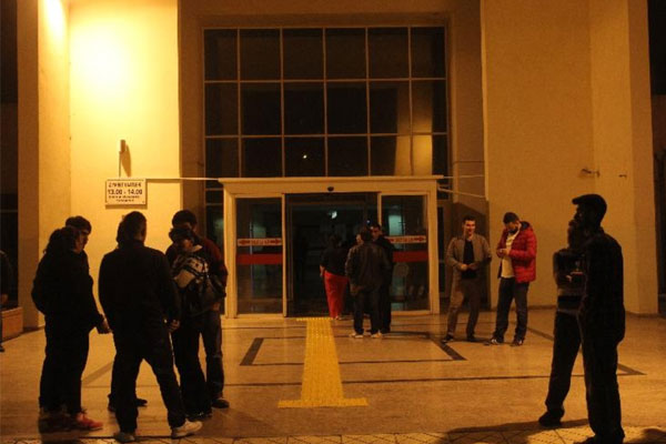 Atılan molotof komiser yardımcısını yaraladı