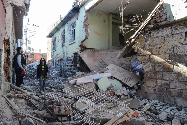 Sur yıkıntıları altında kalan kardeşlik