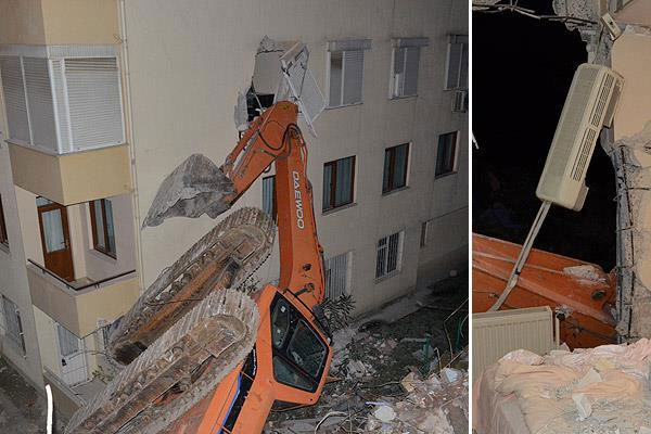 İş makinesi evlerin üzerine devrildi