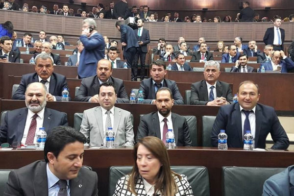 Davutoğlu, CHP'li başkanlara AK Parti rozeti taktı