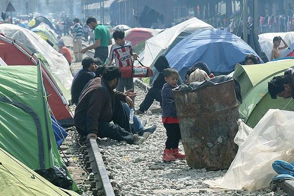 İdomeni'deki sığınmacıların çaresiz bekleyişi sürüyor