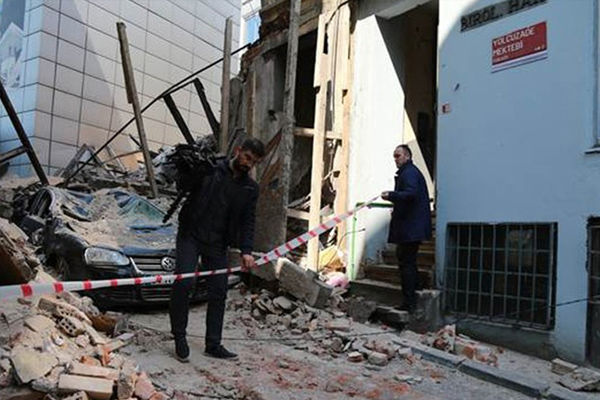 Beyoğlu'nda tarihi bina çöktü