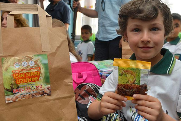 Milyonlarca öğrenciye kuru üzüm