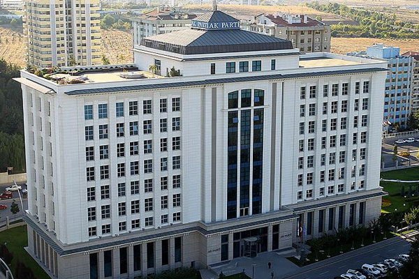 AK Parti 'taşeron' sorularına yanıt verdi