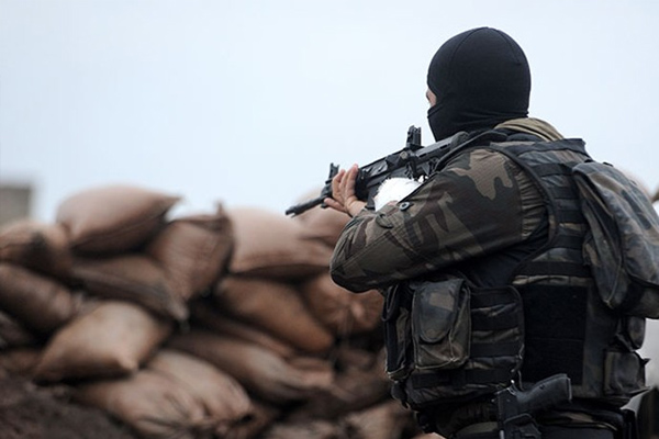 Asker duvar arkasını görebilecek