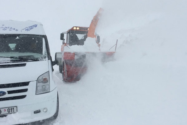 Van'da karayoluna çığ düştü
