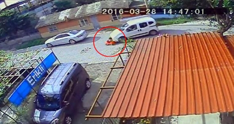 3 yaşındaki kızın üzerinden araç geçti