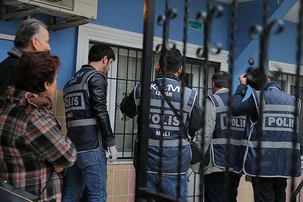 İzmir merkezli 'FETÖ' operasyonu