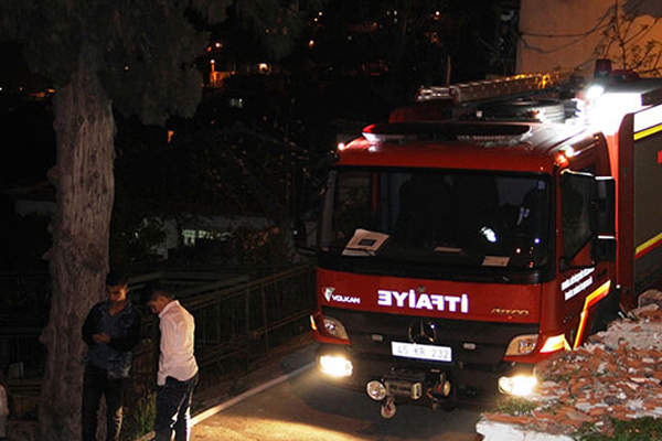 Elektrik trafosu evi yaktı