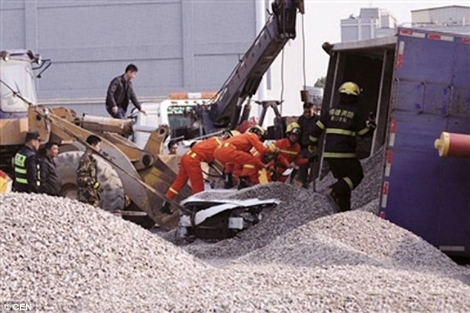 Nişanlı Çift, 50 ton çakıl taşının altında kaldı