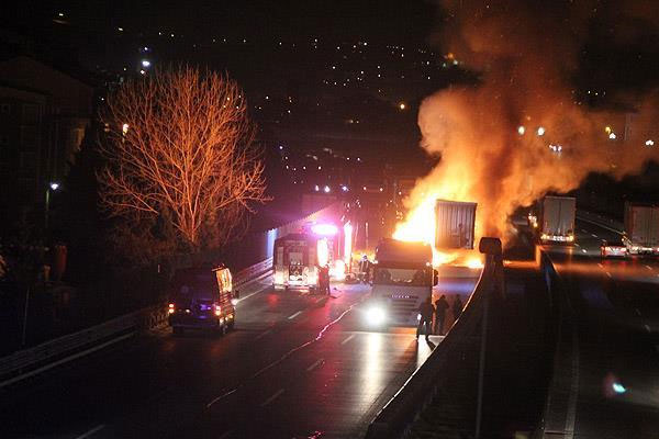 TEM otoyolunda TIR yandı