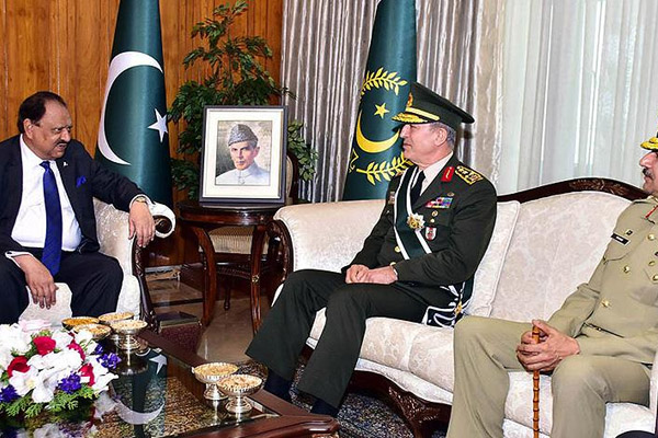 Pakistan'dan Orgeneral Akar'a madalya