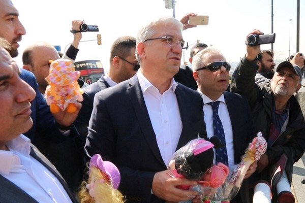 İngiliz Konsolosluğu önünde oyuncaklı protesto