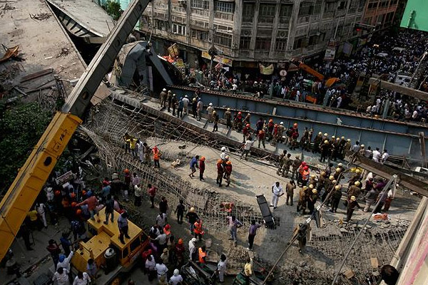 Hindistan'da köprü çöktü: 10 ölü