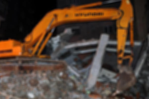 İstanbul'da 7 katlı binada çöküntü