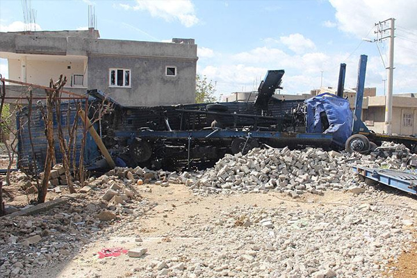 Barikatlar için araçlar gasbediyorlar