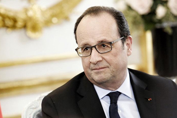 Anayasa tartışması Hollande'ı zayıflattı