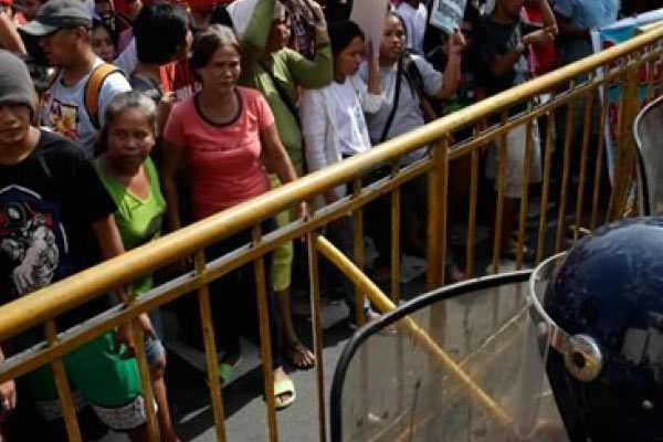 Filipinler'de kıtlık protestosu: 2 ölü