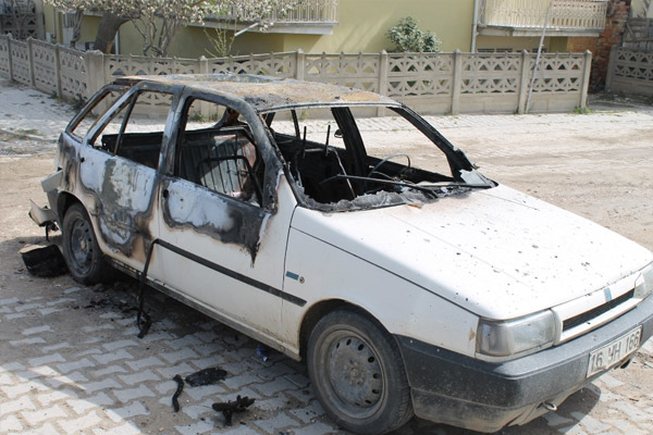 Bursa'da 3 aracı kundakladılar