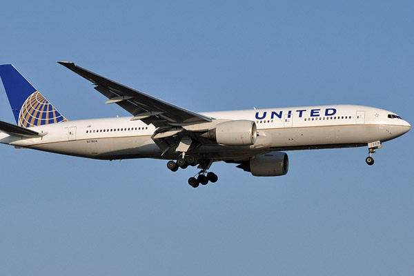 Müslüman aile uçaktan indirildi