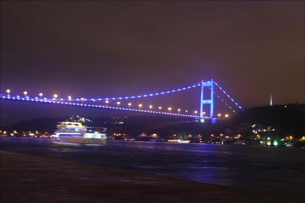 Boğaz köprüsü'nde 'otizm' parıltısı