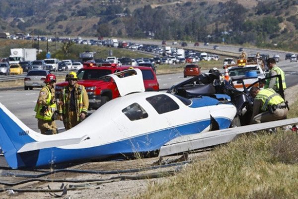Acil iniş yapan uçak otoyolda otomobille çarpıştı