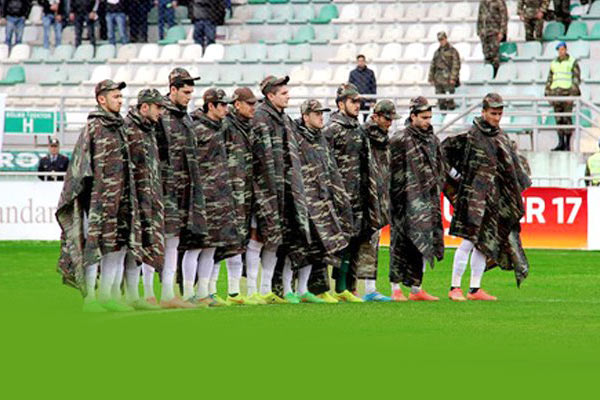 Azeri takımı askeri elbiseli sahaya çıktı