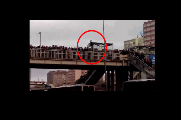 Metrobüse binmek için hayatını riske attı