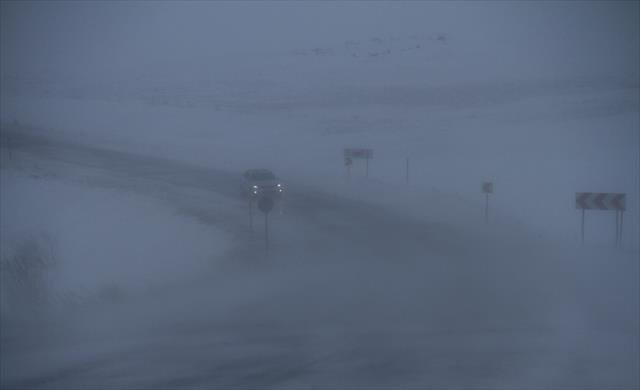 Kar ve tipi ulaşımı felç etti