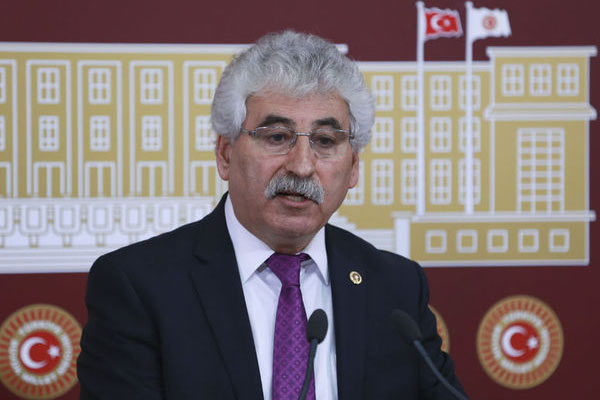 CHP milletvekiline şehit cenazesinde yumruk