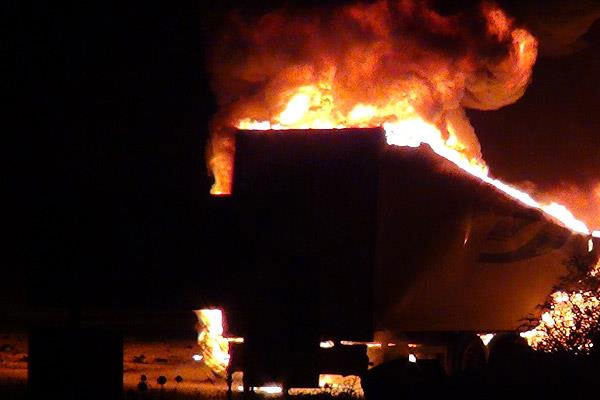 PKK'lılar Erciş'te araç yaktı