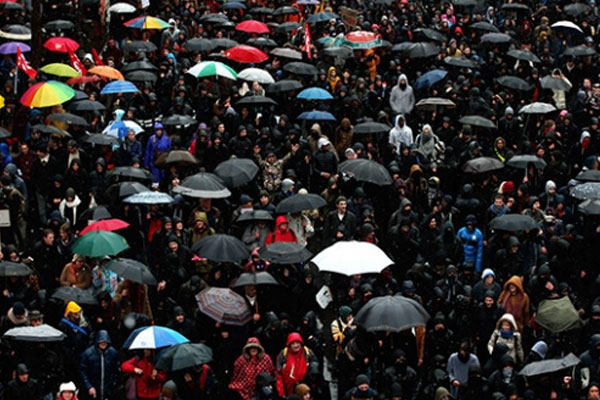 Paris 'gece ayakta'ydı