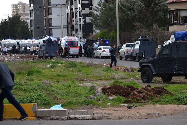 Diyarbakır saldırısında yaralanan polis şehit oldu