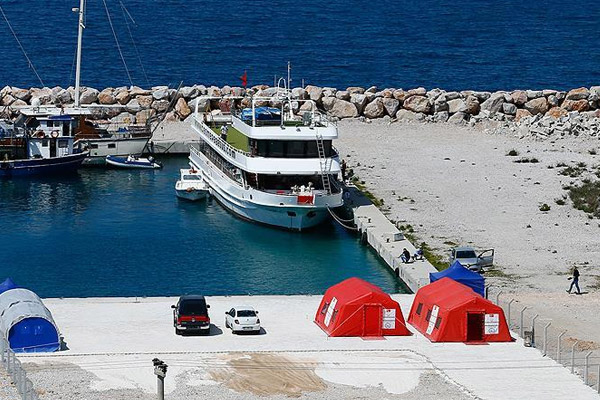 Çeşme'de göçmenler için sağlık kontrol çadırları kuruldu